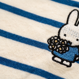 Design-Detail des gestreiften Still-T-Shirts Miffy mit verdeckten Stillreißverschlüssen