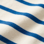 Nahaufnahme des weichen Bambusstoffs des gestreiften Still-T-Shirts Miffy mit verdeckten Stillreißverschlüssen