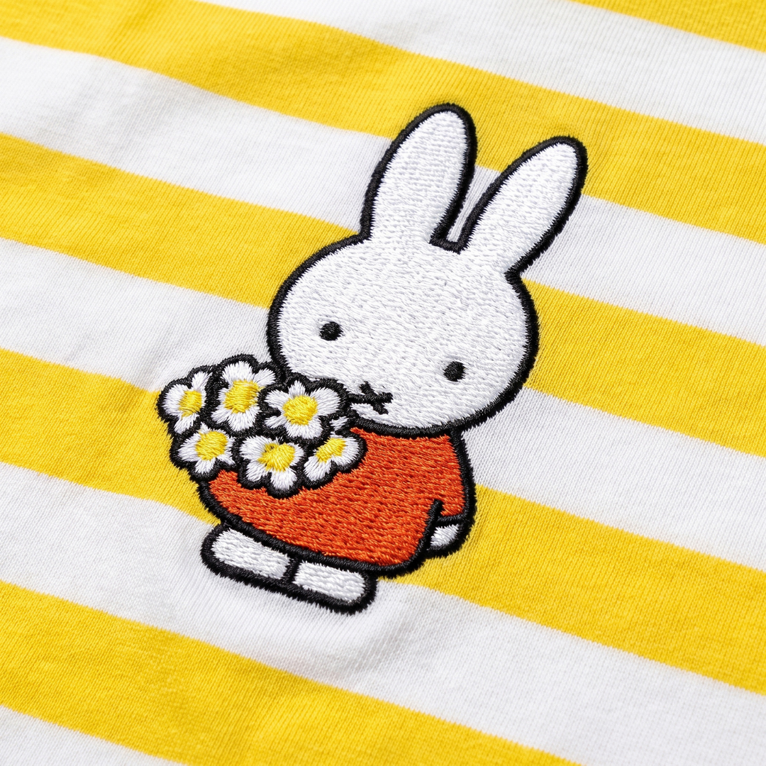 Design-Detail des gestreiften Kinder-T-Shirts „Miffy in Bloom“ mit Ringer-Schnitt