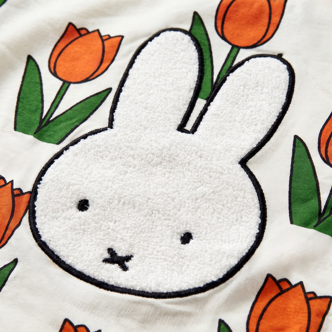 Detalle de diseño del Miffy del conjunto de descanso de bambú con estampado de tulipanes «Meadow»