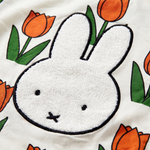 Detalle de diseño del Miffy del conjunto de descanso de bambú con estampado de tulipanes «Meadow»