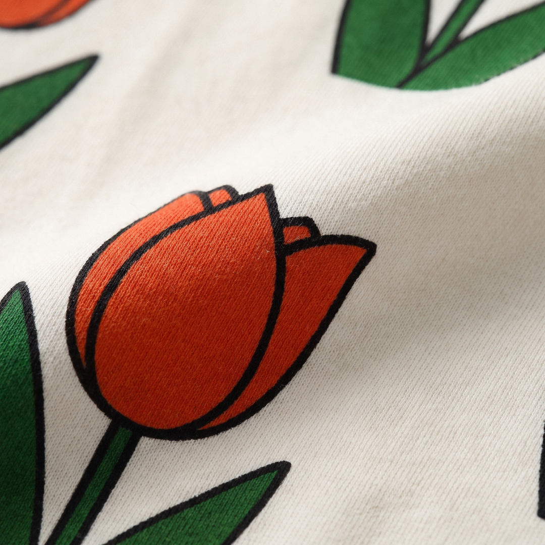 Primer plano del suave tejido de bambú del Miffy del conjunto de descanso de bambú con estampado de tulipanes «Meadow»