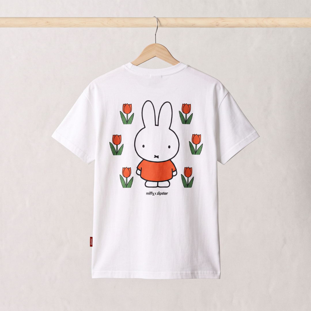 Rückansicht des weißen Still-T-Shirts Miffy mit einem großen Miffy-Motiv inmitten von Tulpen