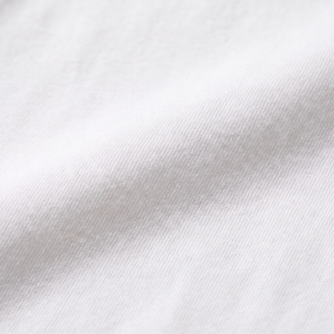 Nahaufnahme des weichen Bambusstoffs des weißen Still-T-Shirts Miffy