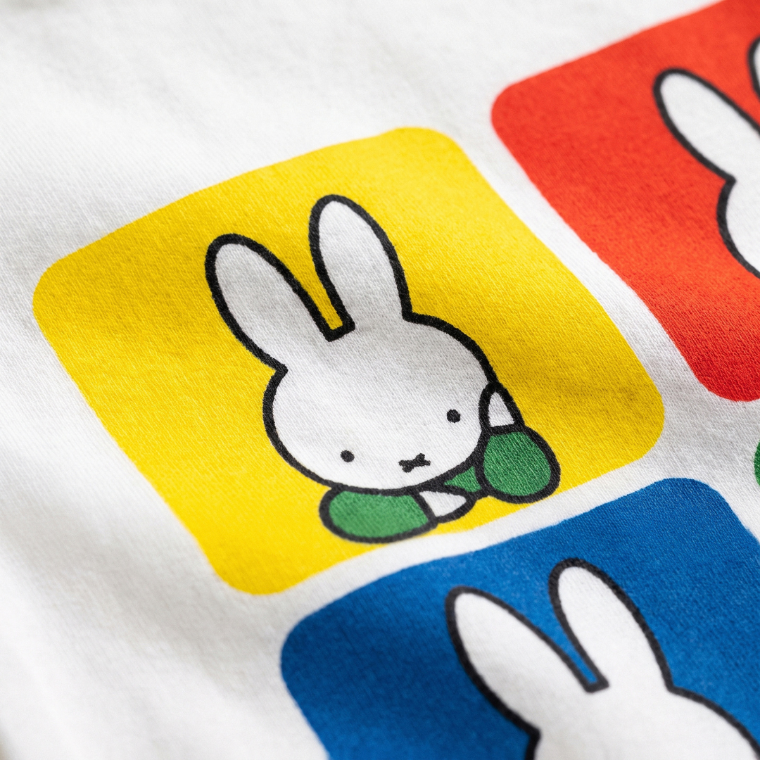 Nahaufnahme des Pop-Art-Drucks Miffy auf dem Retro Miffy Pop-Art-Bambus-Baby-Body