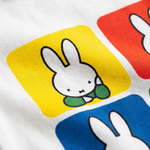 Nahaufnahme des Pop-Art-Drucks Miffy auf dem Retro Miffy Pop-Art-Bambus-Baby-Body