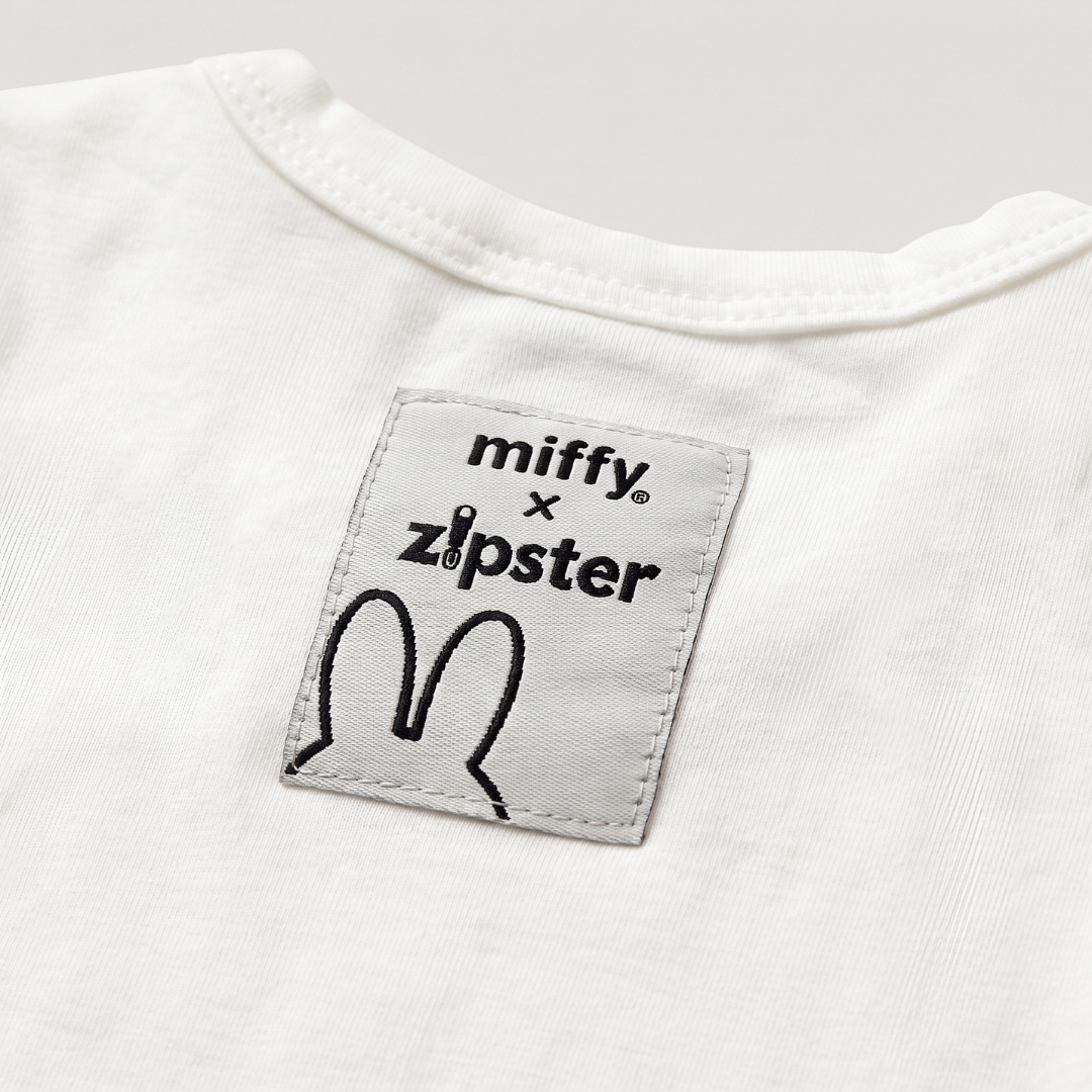 Miffy x Zipster gewebtes Etikett auf dem Retro Miffy Pop-Art-Baby-Body aus Bambus