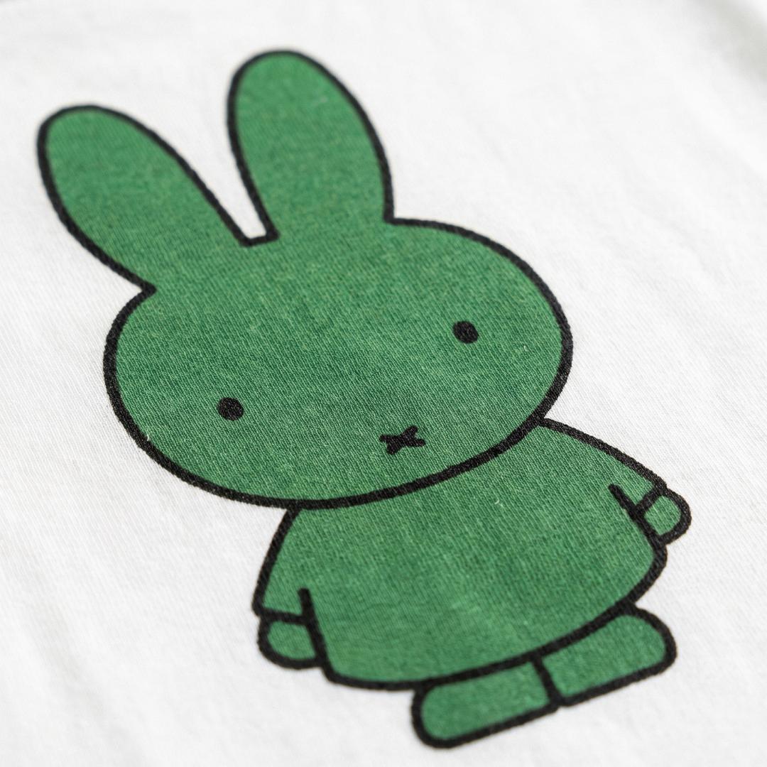 Design-Detail auf dem weißen Miffy Kinder-T-Shirt mit grünem Miffy Aufdruck