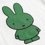 Design-Detail auf dem weißen Miffy Kinder-T-Shirt mit grünem Miffy Aufdruck
