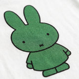 Design-Detail auf dem weißen Miffy Kinder-T-Shirt mit grünem Miffy Aufdruck