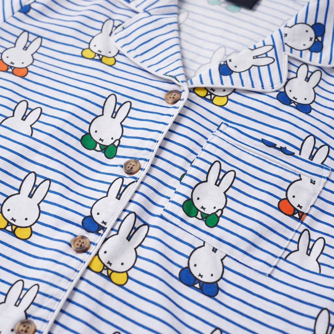 Design-Detail zum Damen-Pyjama-Set Miffy „Peek-a-Boo Blue“ aus Bambus