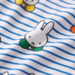 Nahaufnahme des weichen Bambusstoffs des Herren-Pyjama-Sets Miffy „Peek-a-Boo Blue“ aus Bambus