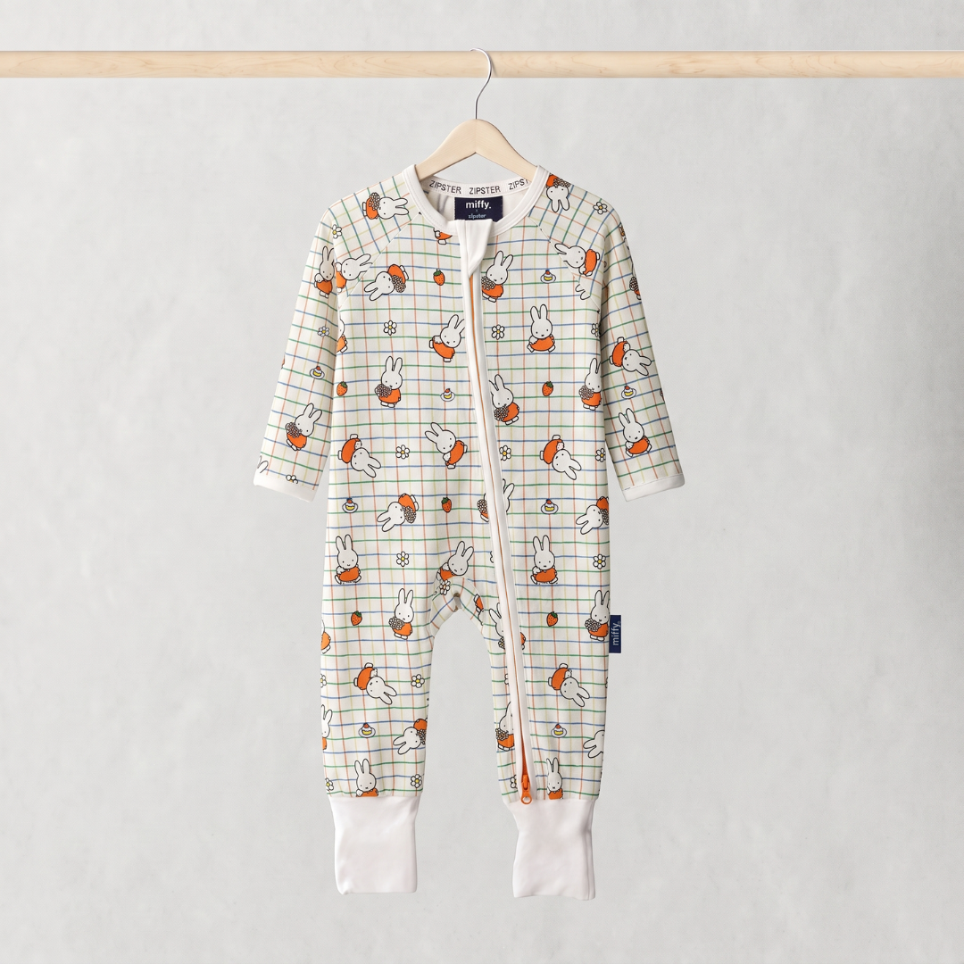 ZIPSTER x Miffy Bambus-Strampler „Checkered Bloom“, Vorderansicht