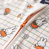 Detalle de cremallera bidireccional en el ZIPSTER x Miffy, con estampado de cuadros y bambú.