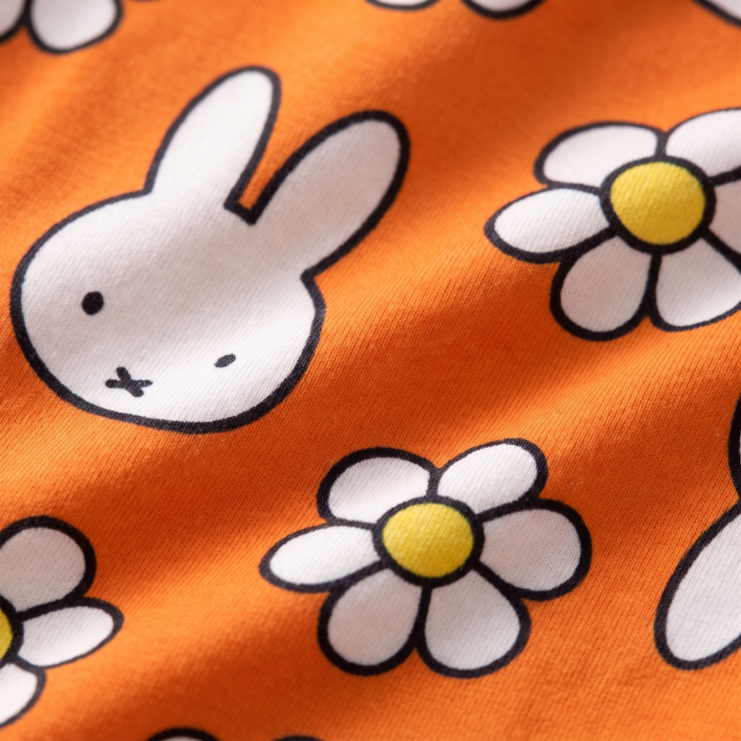 Närbild på det mjuka bambutyg som ZIPSTER är tillverkat av x Miffy Daisy Days bambubabyoverall