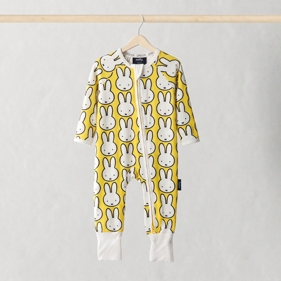 ZIPSTER x Miffy „Hello Yellow“ Bambus-Strampler, Vorderansicht