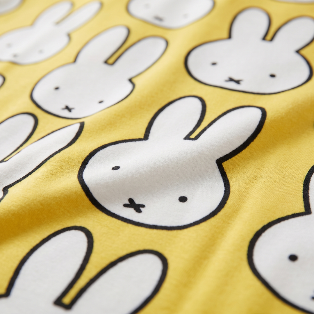 Nahaufnahme des weichen Bambusstoffs des ZIPSTER x Miffy „Hello Yellow“-Bambus-Strampler