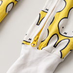 Reißverschluss in beide Richtungen an der ZIPSTER x Miffy „Hello Yellow“-Bambus-Strampler