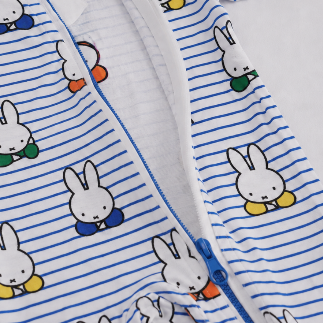 Reißverschluss in beide Richtungen am ZIPSTER x Miffy „Peek-a-Boo Blue“ Bambus-Strampler